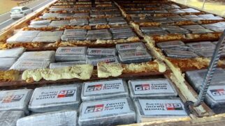 Homem que dirigia o veículo, com 250kg de cocaína, foi preso