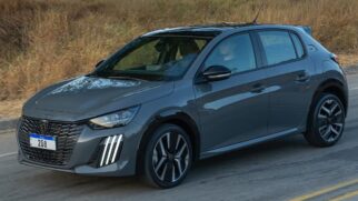 O 208 estará disponível nas cores Branco Banquise, Branco Nacré, Preto Pérola Nera e Cinza Artense