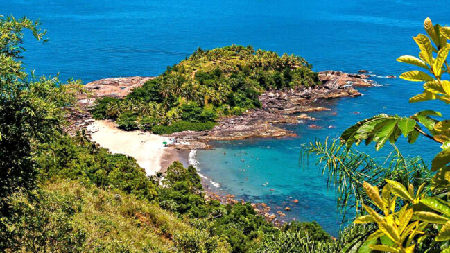 Praia de Calhetas, em São Sebastião, no litoral norte de São Paulo, é um dos destaques da cidade