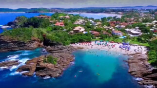Praia da Ferradura tem duas áreas principais, uma mais agitada e outra mais familiar