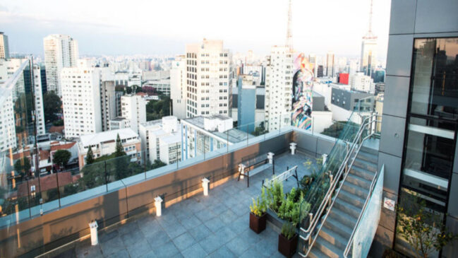Com vista do 17º andar de um prédio, o Café do Sesc Paulista é um dos queridinhos dos amantes de café e fotos de skyline