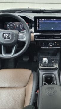 O banco do motorista conta com ajustes elétricos de 12 vias, e o carro possui ainda Ram Connect, faróis e lanternas full-led, RamCharger /Fotos: Gabriel Dias/Texto: Daniel Dias