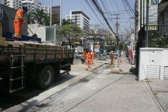 Alameda dos Nhambiquaras em obras no trecho compreendido entre a avenida dos Bandeirantes até a avenida Professor Ascendino Reis
