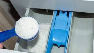 Um dos componentes que fazem parte do sabão em pó é a soda cáustica, e se não dissolvida, ela vai até o fundo do cesto e pode danificar o aparelho.