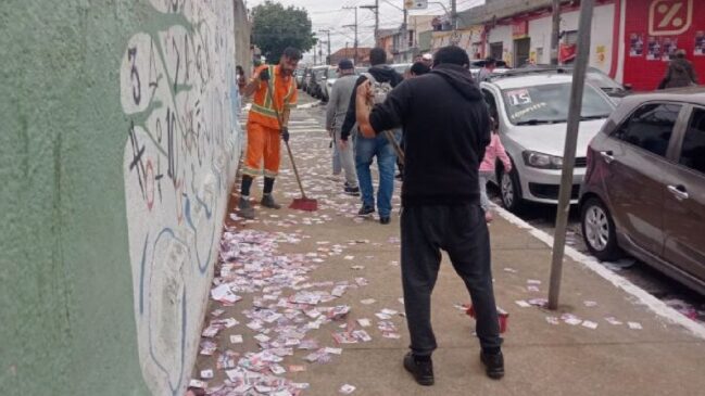 Santinhos espalhados em colégio eleitoral da zona leste de São Paulo