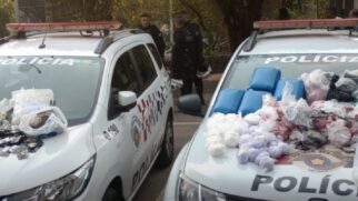 Polícia apreendeu maconha, pinos de cocaína e lança-perfume
