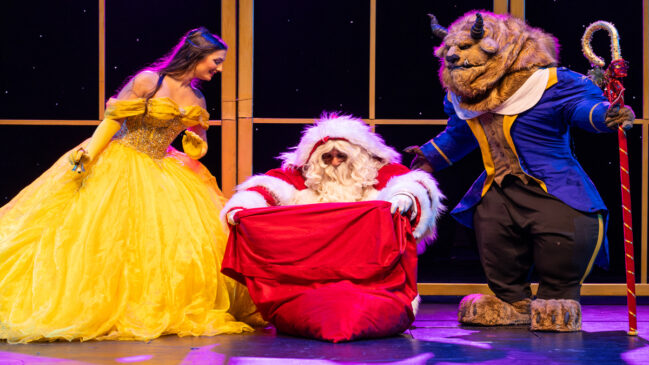 Grande diferencial dessa montagem é ambientar a trama na época de Natal