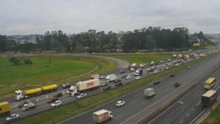 Trânsito carregado na rodovia Ayrton Senna nesta segunda (14/10)