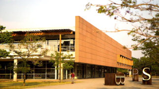 Biblioteca de São Paulo reúne leitores presencialmente e online para participar de clube do livro