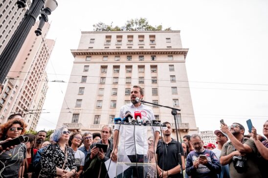 Boulos anunciou em frente à Prefeitura de São Paulo que fará novas denúncias contra Nunes