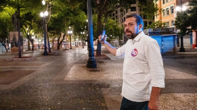 Boulos gravou na Praça da Sé na noite desta terça para, em suas palavras, 'procurar crianças brincando'