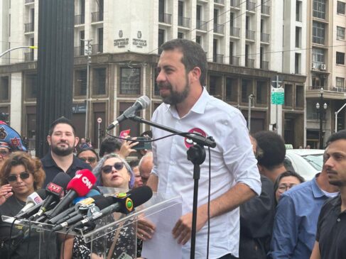 Boulos anunciou novidade da campanha durante ato no Viaduto do Chá
