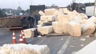 Carga de algodão ficou completamente espalhada na via