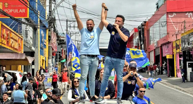 Hugo Prado (esq.) ao lado de Ney Santos (dir.) em caminhada por Embu das Artes, na região sudoeste da Grande São Paulo
