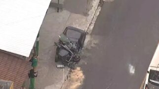 Veículo ficou completamente destruído após colisão frontal com ônibus