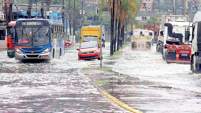 Apesar do sol aparecer pela manhã, o tempo fecha à tarde, com chuva que se estende pela noite