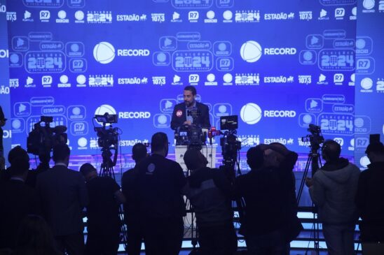 Guilherme Boulos durante coletiva na Record