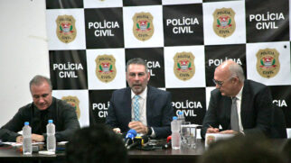 Daniel Cohen (esq.), titular do 1&ordm; de Taboão da Serra, Hélio Bressan (centro), delegado seccional de Taboão da Serra e Júlio Guebert (dir.), diretor do Demacro