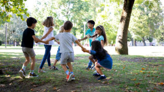 Crianças podem se divertir em parques