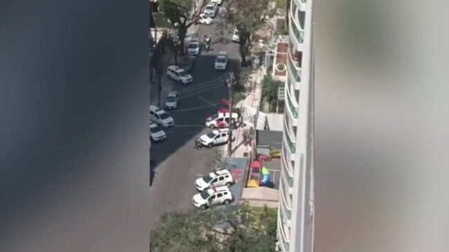 Criminosos fazem seis pessoas reféns após invadiram um condomínio de luxo, em Santos