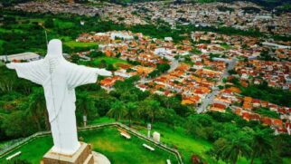 Com cerca de 350 mil moradores, a Região Turística entre Rios, Serras e Cafés abriga 12 cidades do Interior de São Paulo e fica de 193 a 290 km da Capital.
