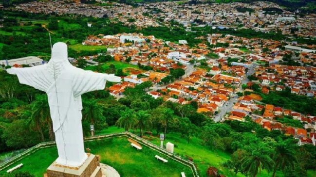 Com cerca de 350 mil moradores, a Região Turística entre Rios, Serras e Cafés abriga 12 cidades do Interior de São Paulo e fica de 193 a 290 km da Capital.