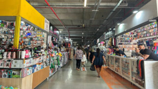 Aline conta como dribla os momentos difíceis da profissão de vendedora; na foto, o circuito de compras Ferinha da Madrugada, no Brás