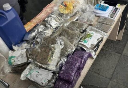 Polícia apreendeu 794 pinos de cocaína, 715 pedras de crack, 167 porções de maconha e uma máquina para selar embalagens, além de um simulacro de arma