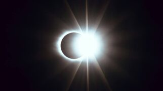 Eclipse anular do Sol ocorre devido ao alinhamento da Lua entre a Terra e o Sol