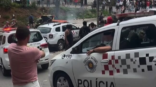 Manifestantes fecharam avenida em Parelheiros, na zona sul de São Paulo