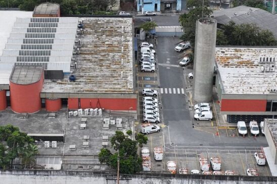 Carros estacionados em pátio da Enel em São Paulo