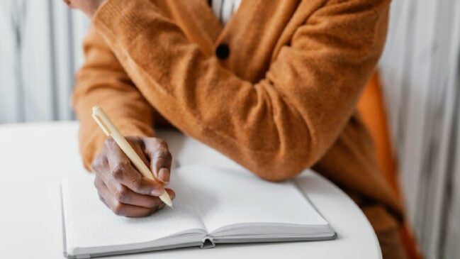 3. Estude mais de um tipo de texto - Tirinha, guia de viagem ou poema. Qualquer tipo de texto pode cair no Enem. A professora aponta que embora deixados de lados por muitos estudantes, os poemas são os textos mais complexos e as questões que também têm recebido maior destaque em provas anteriores - (Freepik)