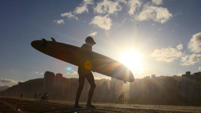 Cidade de Santos, no litoral de SP, tem escola de surf com aulas totalmente grauitas