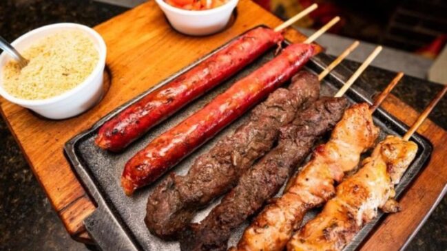 Bar oferece rodízio de espetos por R$ 50 no ABC Paulista
