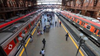 Trem saiu parcialmente dos trilhos na plataforma 3, afetando as linhas 11-Coral e 13-Jade