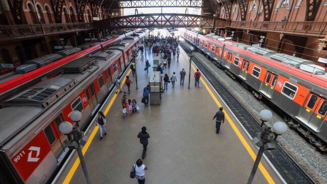 Trem saiu parcialmente dos trilhos na plataforma 3, afetando as linhas 11-Coral e 13-Jade