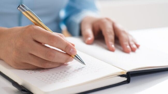 2. Ideia central do texto X especificidades - Existem duas técnicas de leitura de texto: skimming e scanning e ambas são cobradas durante o ENEM. A interpretação de texto é parte crucial em toda a prova. - (Katemangostar/Freepik)