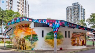Exposição ocorre na Praça 22 de Janeiro, em São Vicente