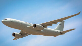 Aeronave, de matrícula FAB 2901 e conhecida na FAB como KC-30, partiu de Nova Délhi e pousou em Brasília após percorrer 8.457 milhas náuticas (15.662 km)