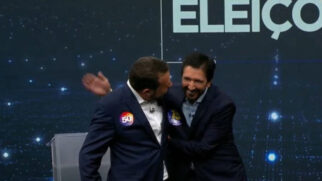 Ricardo Nunes (MDB) abraça Guilherme Boulos (PSOL) em debate na TV Band