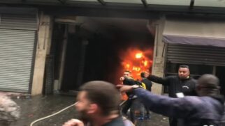 Há muita fumaça no local, que pode ser vista de longe e tem se espalhado pela região