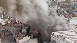 Fogo se espalhou rapidamente por todo o shopping