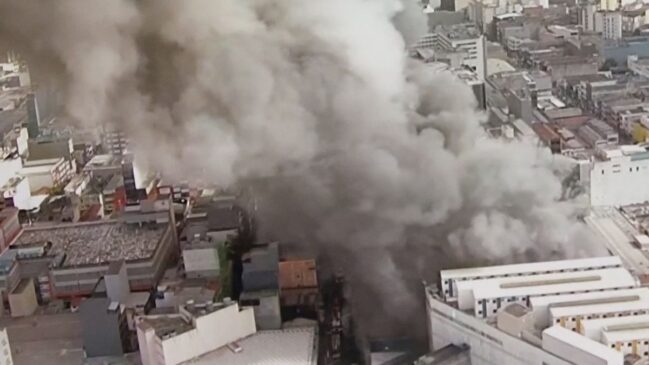 Fogo se espalhou rapidamente por todo o shopping