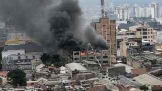 Segundo bombeiros, fogo atingiu último pavimento do prédio