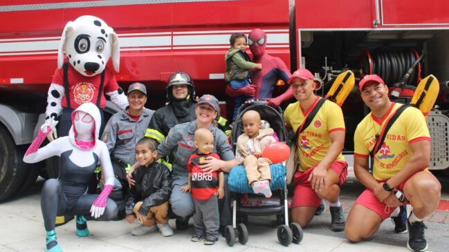 Corpo de Bombeiros visita crianças em tratamento de câncer, no Graacc