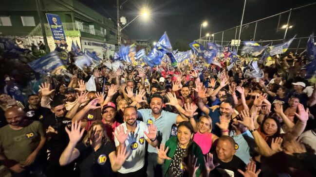 Hugo Prado ao lado de Ney Santos e equipe de campanha em caminhada por Embu das Artes, na região sudoeste da Grande São Paulo