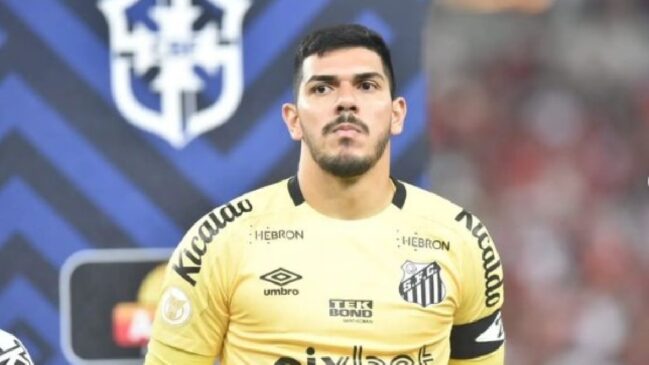 Goleiro João Paulo, atualmente está afastado do Santos