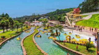 Combinação de piscinas e tobogãs faz com que parques aquáticos dificilmente decepcionem. Na foto, o parque Magic City
