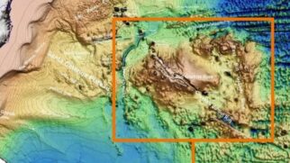 Localizada a aproximadamente 1.200 quilômetros da costa sudeste do Brasil, ela está submersa a 650 metros de profundidade. 