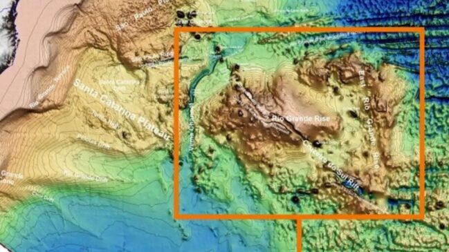 Localizada a aproximadamente 1.200 quilômetros da costa sudeste do Brasil, ela está submersa a 650 metros de profundidade. 